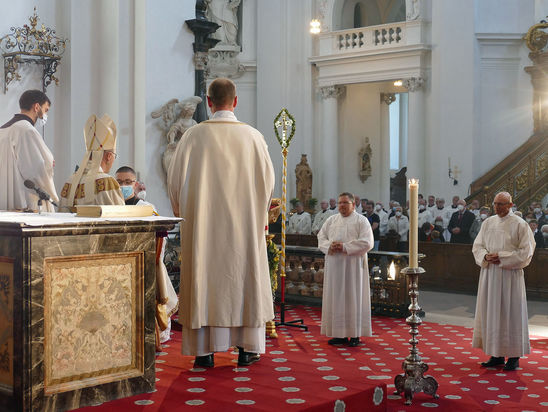 Diakonenweihe im Fuldaer Dom (Foto: Karl-Franz Thiede)